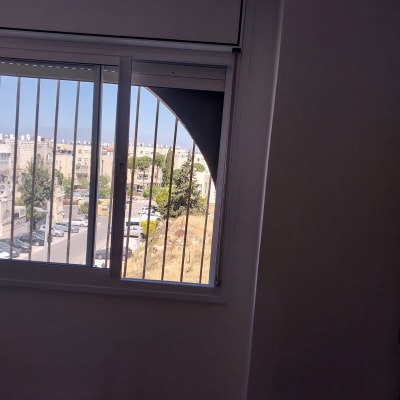 חלון אלומיניום עם סורגים נוף חיצוני