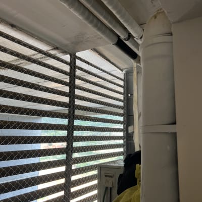 רשת מתכת על חלון למניעת כניסת יונים