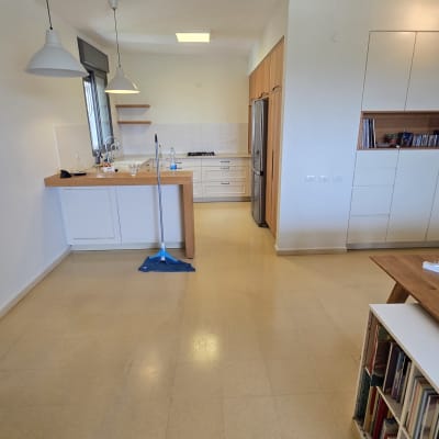 מטבח עם רצפה נקייה ומגב כחול