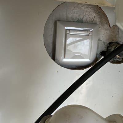 שקע חשמלי מותקן בקיר עם חוטים וצינור