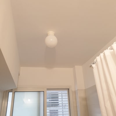 תקרה צבועה בלבן עם נורה עגולה