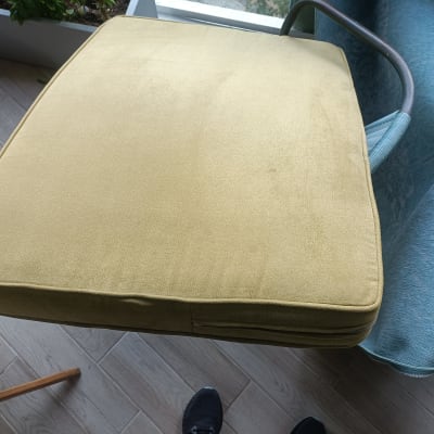 כרית ספה על כיסא עם כיסוי כחול