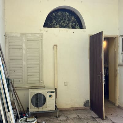 כלי עבודה, דלי צבע, מזגן, דלת פתוחה