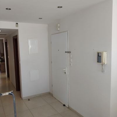 דלי צבע ומסגרת מתכת במסדרון עם קירות לבנים