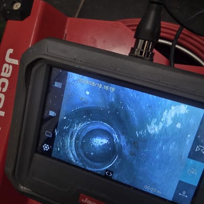 מסך מצלמה מראה צינור עם כבל מחובר