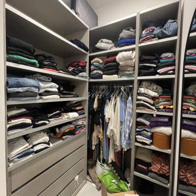 ארון בגדים מאורגן עם מדפים מלאים בבגדים מקופלים