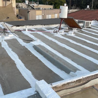 איטום גג שטוח ביריעות ביטומניות וציפוי תפרים בחומר לבן
