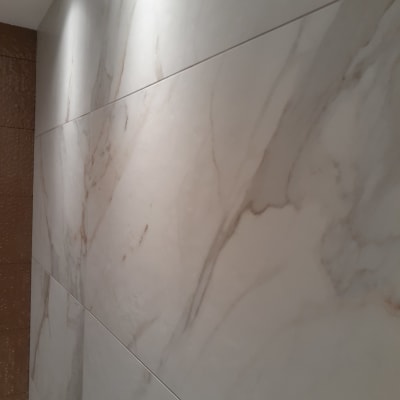 קיר שיש נקי ומבריק עם תאורה עליונה