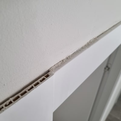 קיר עם אבק על מסגרת לבנה