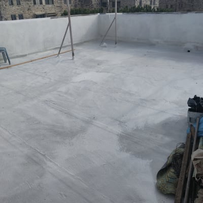 גג אטום עם חומר איטום לבן ומוטות תמיכה