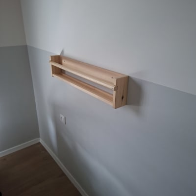 מדף עץ מותקן על קיר בחדר