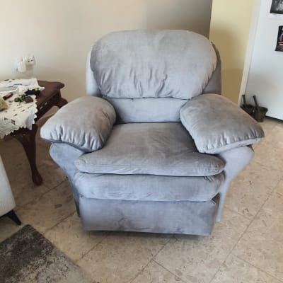 כורסה מרופדת אפורה עם כריות רכות