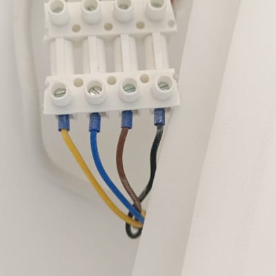 חיבורי חשמל עם חוטים צבעוניים