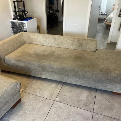 ספה אפורה עם כתמים על הריפוד