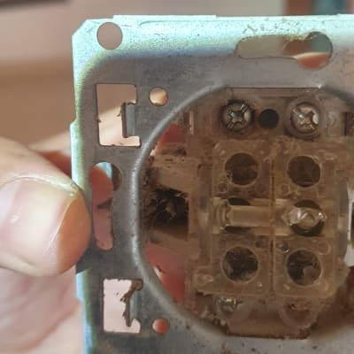 שקע חשמלי ישן עם לכלוך וחלודה