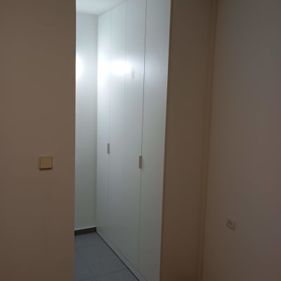 ארון קיר לבן עם דלתות סגורות