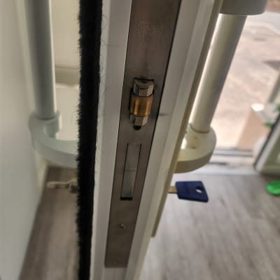 מנעול דלת עם מפתח כחול