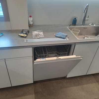 מדיח כלים פתוח עם כלים, כיור עם כלים מלוכלכים