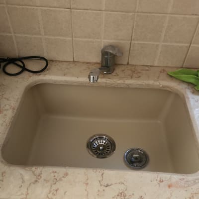 שיש עם כיור וברז במטבח