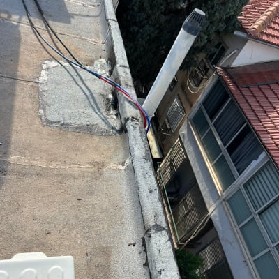 גג עם חוטים וצינור, ללא אנשים או טקסט.