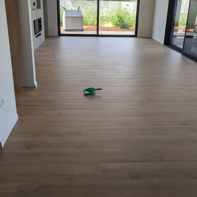 רצפת פרקט עץ עם יעה ירוק במרכז החדר