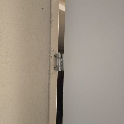 ציר דלת פתוחה על קיר לבן