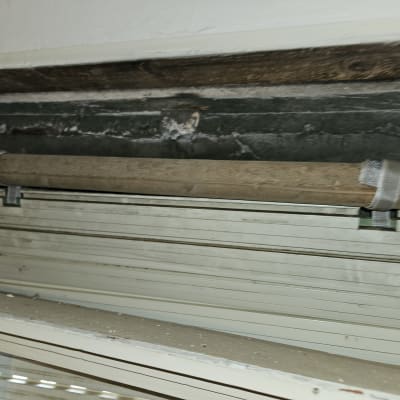 תריסים ישנים עם מוט עץ ותפסנים