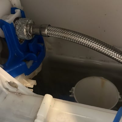 צינור מתכת מחובר למיכל פלסטיק עם חלקים כחולים