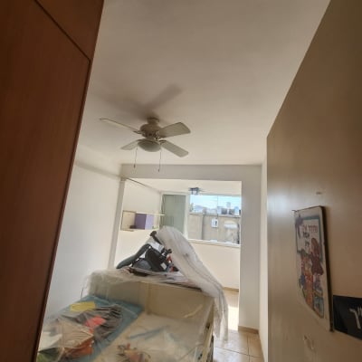 חדר עם רהיטים מכוסים בניילון לקראת צביעה