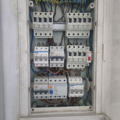 לוח חשמל עם מפסקים וחוטים צבעוניים