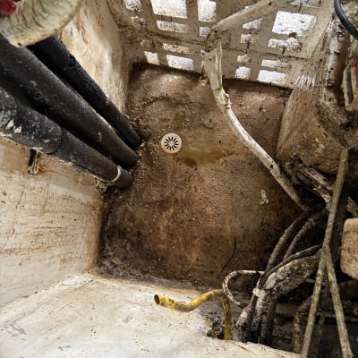 תמונה של אזור מלוכלך עם צינורות וניקוז