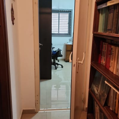 דלת פתוחה עם ידית ומנעול גלוי