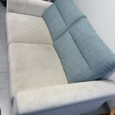 ספה בצבעים שונים, כנראה לאחר ניקוי