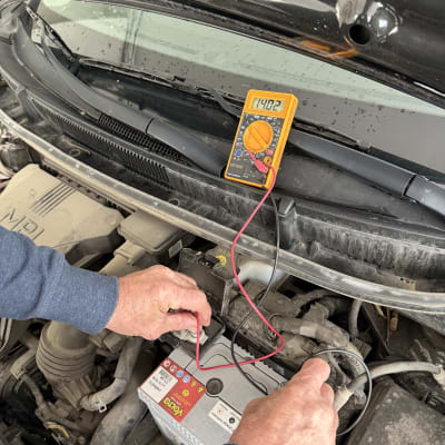 בדיקת מתח במצבר רכב עם מולטימטר