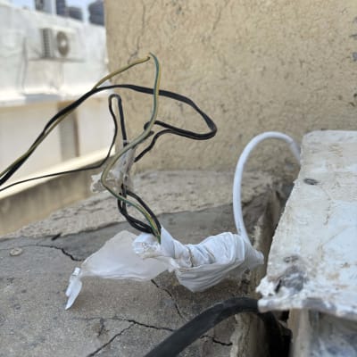 חוטי חשמל חשופים עטופים בניילון לבן