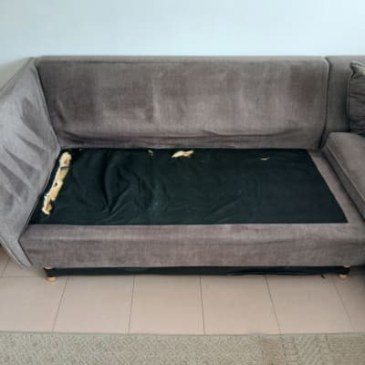 ספה עם ריפוד קרוע וחסר