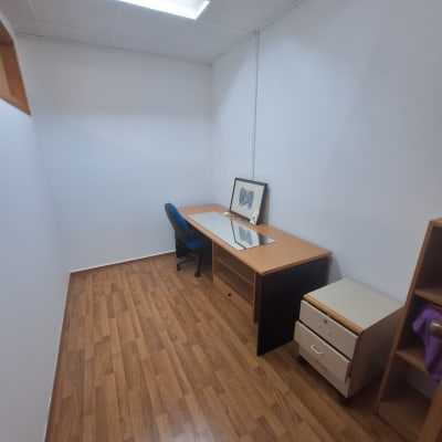 חדר ריק עם שולחן, כיסא ותמונה על הקיר