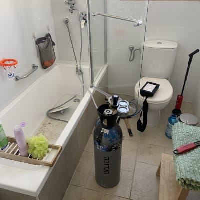 בלון גז וכלים לאיתור נזילות בחדר אמבטיה