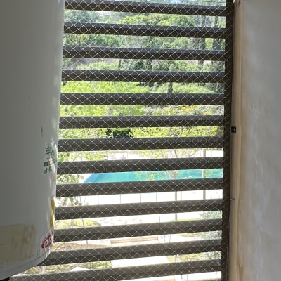 רשת למניעת כניסת יונים על חלון