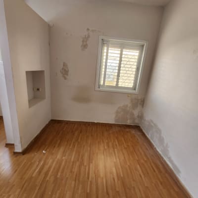 קירות עם סימני רטיבות לפני צביעה