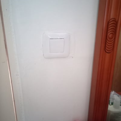 מתג חשמל לבן על קיר לבן