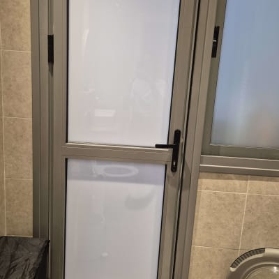 דלת אלומיניום עם זכוכית חלבית ופתח לחיות מחמד