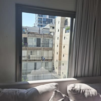 חלון זכוכית עם נוף של בניינים מבחוץ