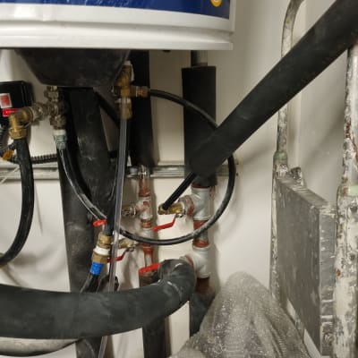 צנרת ומחמם מים בתחום האינסטלציה