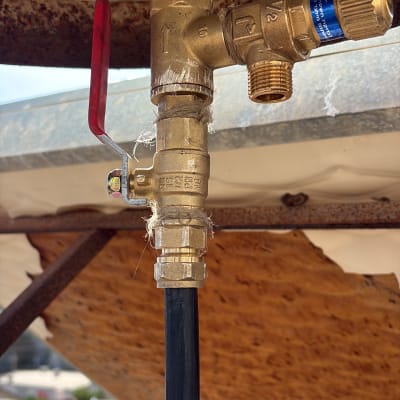 שסתום ומחבר בצנרת דוד שמש