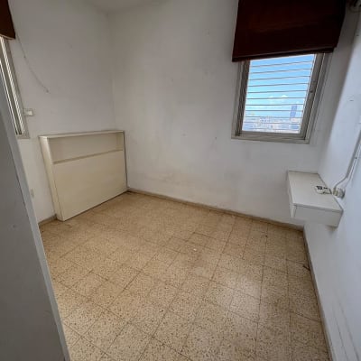 חדר ריק עם חלון וארון קטן