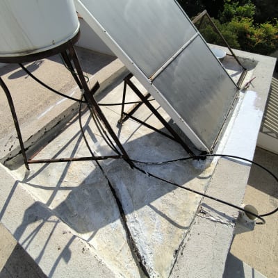 איטום גג עם חומר לבן סביב קולטי שמש