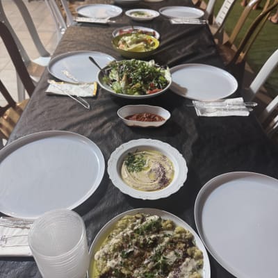 שולחן ערוך עם סלטים ומנות ראשונות