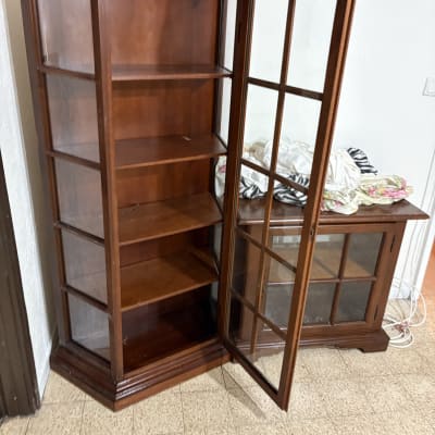 ארון עץ ריק עם דלתות זכוכית פתוחות