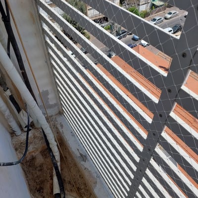 רשת מתכת למניעת כניסת יונים במרפסת
